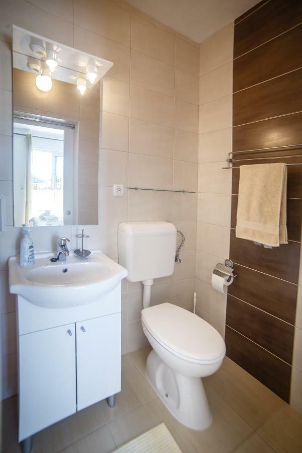 Apartments Maris Rab Town Bagian luar foto