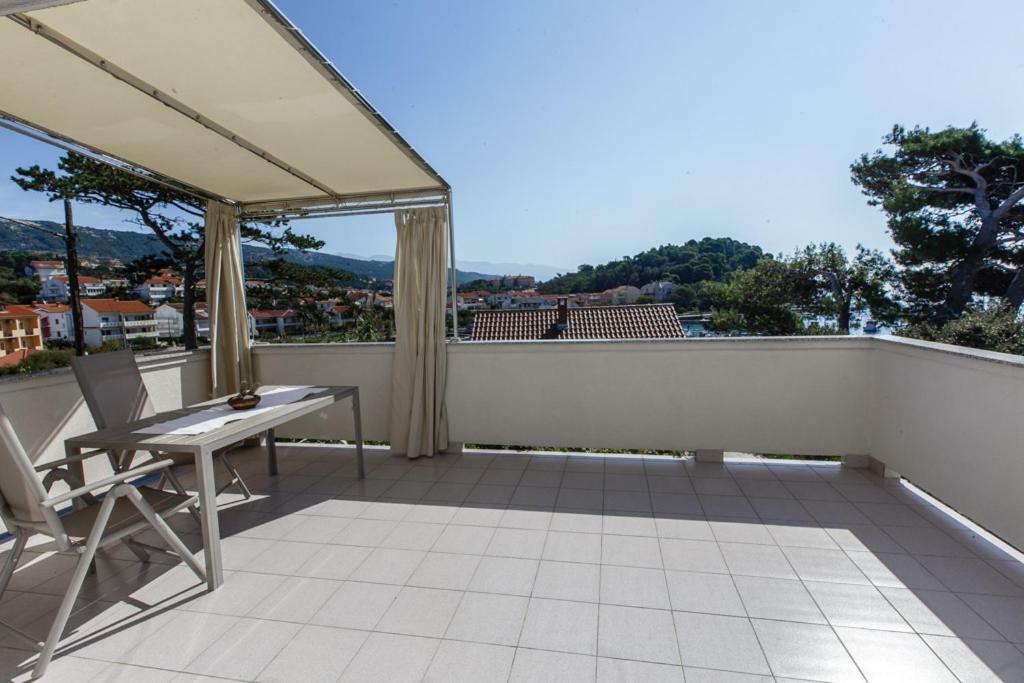 Apartments Maris Rab Town Bagian luar foto