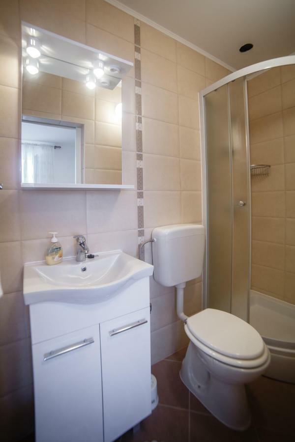 Apartments Maris Rab Town Bagian luar foto
