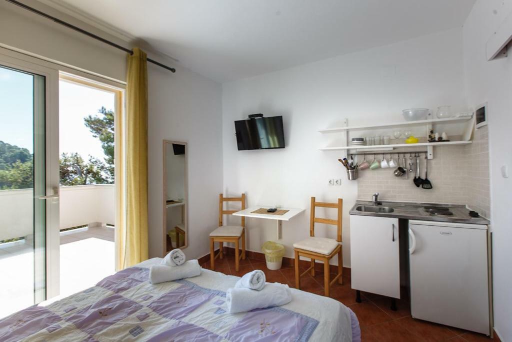Apartments Maris Rab Town Bagian luar foto